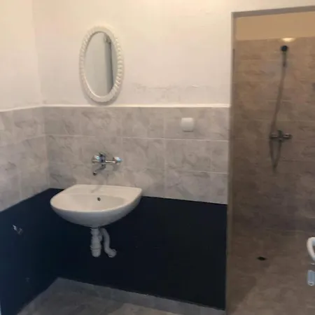 Со Мат Albergue *