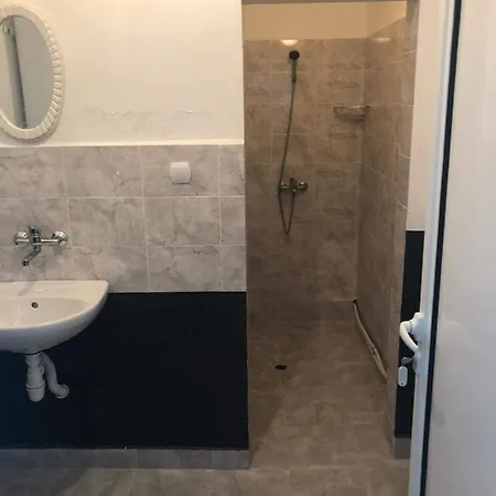 Со Мат Albergue *